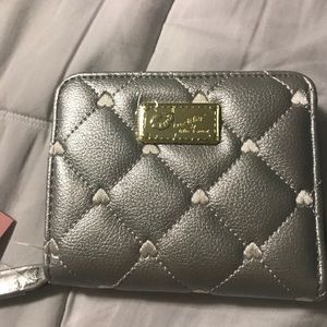 💜Authentic Luv BetseyJohnson LBZIPRND quilted heart wallet
